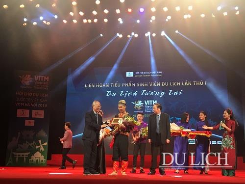Ban tổ chức trao giải nhất cho trường Đại học Khoa học Thái Nguyên